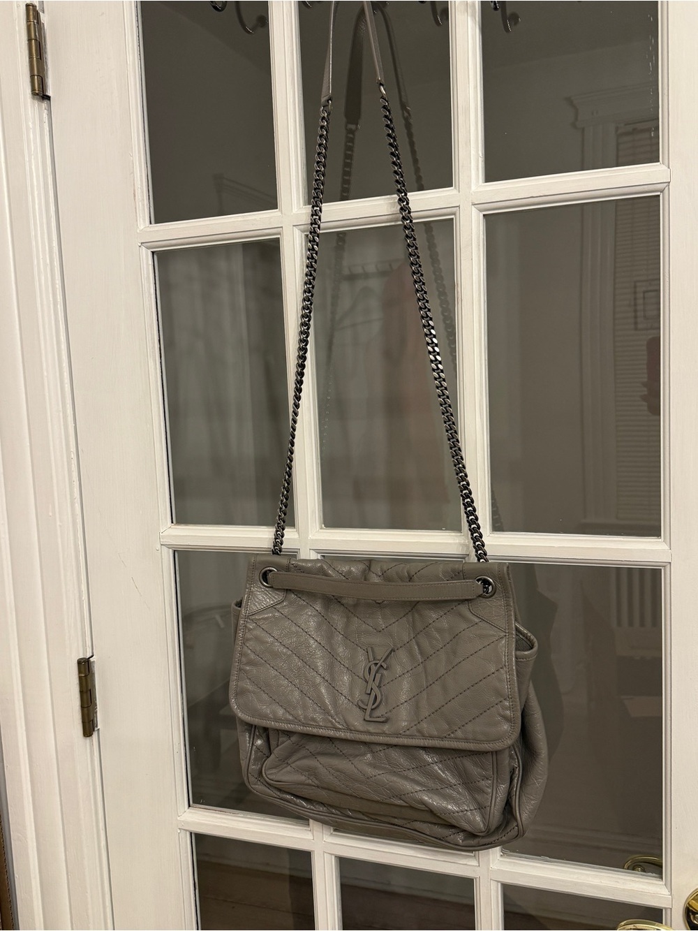 Saint Laurent Women’s Medium Niki Gray Leather Chevron Chain Shoulder Bag - Picture 3 of 5
